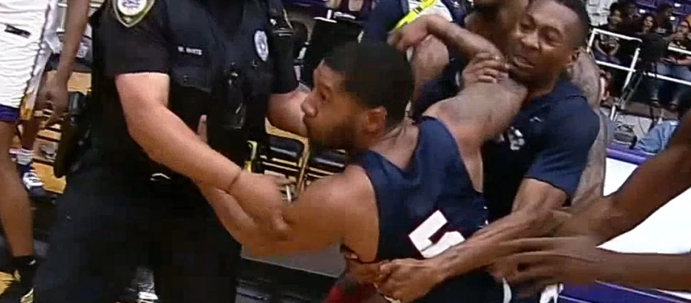 Έκαναν... ρινγκ το παρκέ - Απίστευτο ξύλο ανάμεσα σε ομάδες κολεγιακού μπάσκετ! (βίντεο)